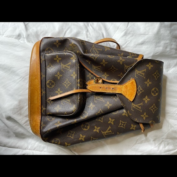 A Louis Vuitton backpack that buckles, pre loved - great condition! - Picture 3 of 8